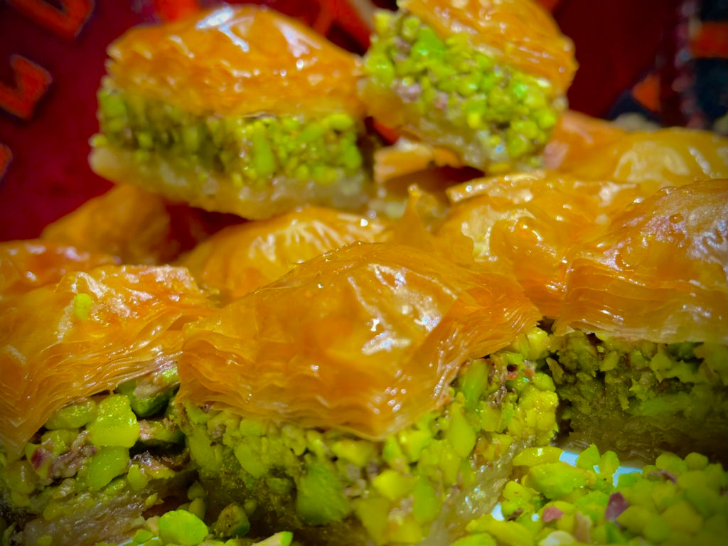 بقلاوة بالفستق الحلبي الفاخر - Lyxig pistagebaklava متوفرة بأحجام 500g و 1000g - Verona Sweets